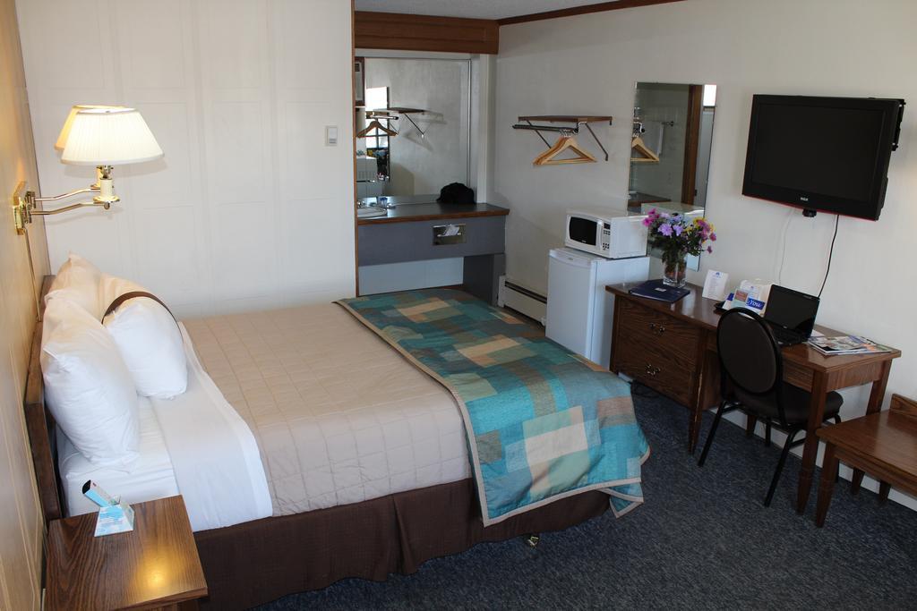 Canadas Best Value Inn Калгари Экстерьер фото