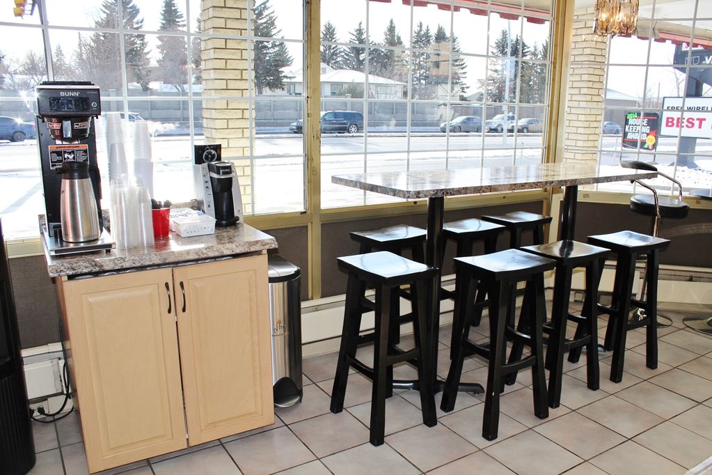 Canadas Best Value Inn Калгари Удобства фото