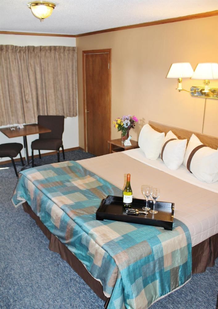 Canadas Best Value Inn Калгари Экстерьер фото